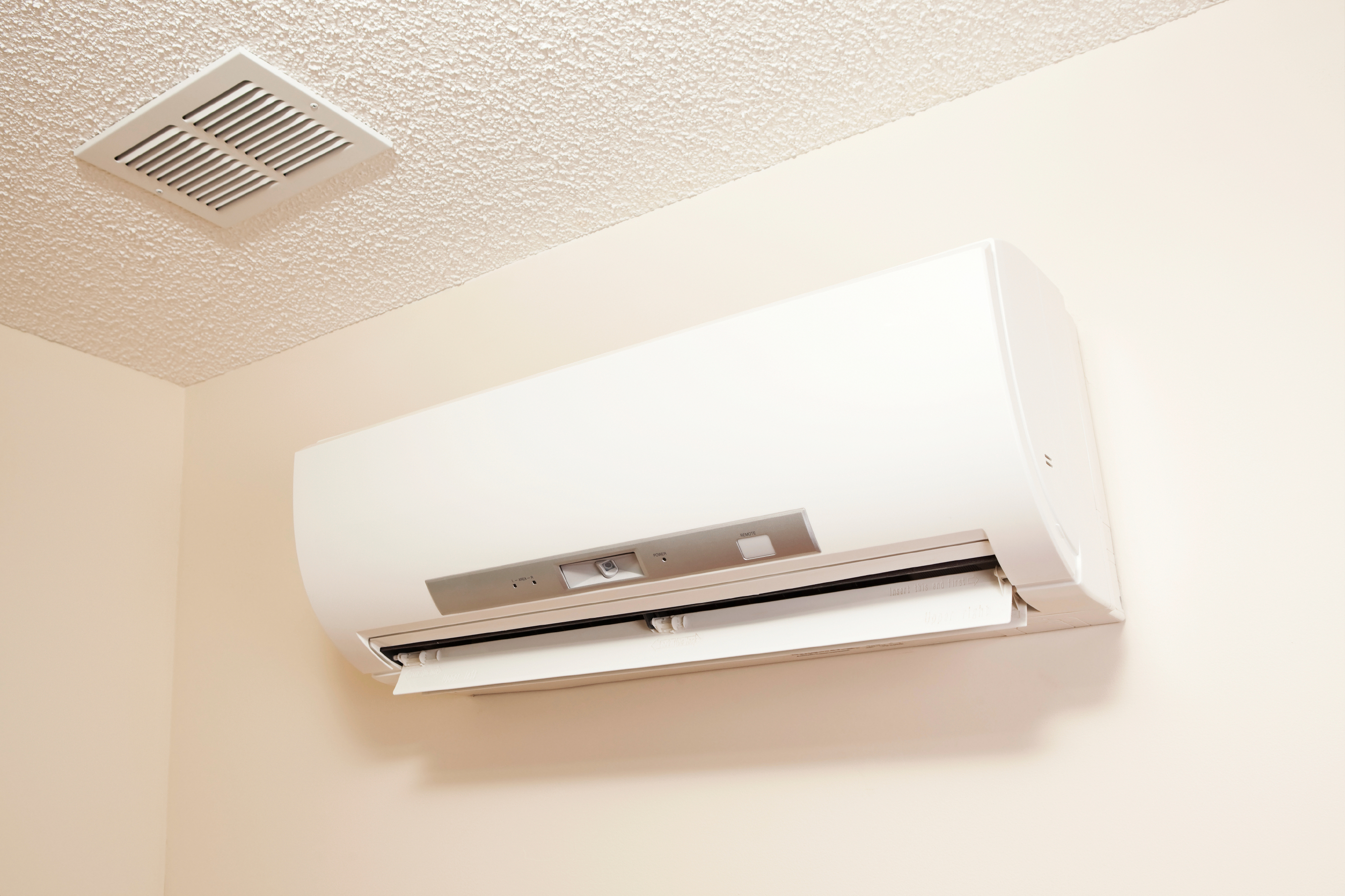 Купить кондиционер в челнах. Ductless Mini-Split Systems. Double Ducted Air Conditioner моноблок. Кондиционер в комнате. Сплит система в комнате.